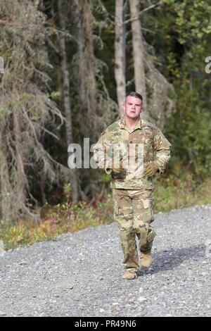 Alaska Army Guard Staff Sgt. Joshua Austin, 297Th Military Police Company, navigiert ein Hindernis Kurs während der 2019 Alaska Army National Guard besten Krieger Wettbewerb auf gemeinsamer Basis Elmendorf-Richardson, Sept. 6, 2018. Die besten Krieger Wettbewerb soll Soldaten in einer Reihe von geistig und körperlich anspruchsvolle Events im Laufe von 72 Stunden zu bestimmen, wer die beste Junior angeworben und noncommissioned Officer in der Alaska Army National Guard zu testen. Die Gewinner werden auf Weiter Alaska im Nordwesten Regional besten Krieger Wettbewerb für das Frühjahr 2019 geplant. Stockfoto