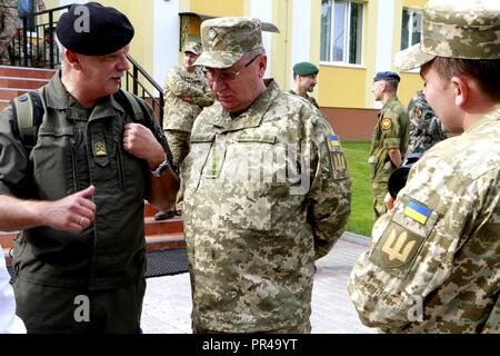 Österreichische Oberst Erich Simbuerger (links), österreichischer Verteidigungsattaché, engagiert sich in einem Gespräch mit ukrainischen Gen. Lt. Pavlo Petrowitsch Tkachuk (Mitte), Leiter des Hetman Petro Sahaidachnyi nationale Armee Akademie, Sept. 7 an der internationalen Friedenssicherung Security Center in der Nähe von Yavoriv, Ukraine. Stockfoto