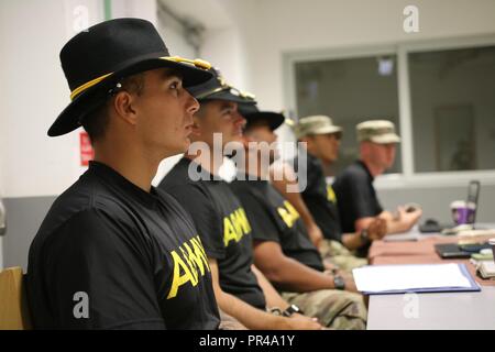 Us-Armee Soldaten vom 2 Battalion, 5th Cavalry Regiment, 1st Armored Brigade Combat Team, 1.Kavallerie Division, sitzen im Beirat bei der Frage board Teile einer Spur fahren, Novo Selo, Sept. 8, 2018. Der Sporn Fahrt ist eine altehrwürdige Tradition, die Kavallerie Kavallerie Truppen die Möglichkeit, Silber zu erwerben Sporen durch die Teilnahme an einer Reihe von körperlichen und geistigen Herausforderungen, die hilft, die Kameradschaft erstellen und bauen Esprit de Corps. Stockfoto