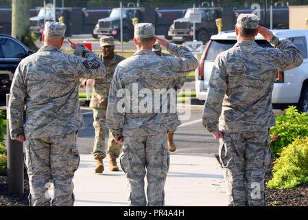 Us-Armee Brig. Gen. Jemal J. Beale, der Adjutant General von New Jersey und Command Sgt. Maj. Ernst Williams, staatlichen Befehl Sgt. Maj. Des NJ Army National Guard, besuchen Sie die 177th Fighter Wing, New Jersey Air National Guard, Sept. 6, 2018, in Egg Harbor Twp., N.J. Ihre Begehung hält an der 227 Air Support Operations Squadron, 177Th Feuerwehr, die Instandhaltungsgruppe und Operations, zusammen mit Führungen durch die 177 FW für Luft- und Raumfahrt die Warnung und die Beseitigung von Explosivstoffen Shop. Stockfoto