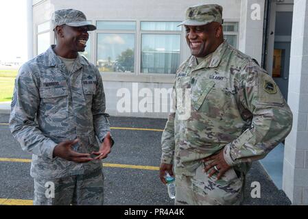 Us-Armee Brig. Gen. Jemal J. Beale, der Adjutant General von New Jersey und Command Sgt. Maj. Ernst Williams, staatlichen Befehl Sgt. Maj. Des NJ Army National Guard, besuchen Sie die 177th Fighter Wing, New Jersey Air National Guard, Sept. 6, 2018, in Egg Harbor Twp., N.J. Ihre Begehung hält an der 227 Air Support Operations Squadron, 177Th Feuerwehr, die Instandhaltungsgruppe und Operations, zusammen mit Führungen durch die 177 FW für Luft- und Raumfahrt die Warnung und die Beseitigung von Explosivstoffen Shop. Stockfoto