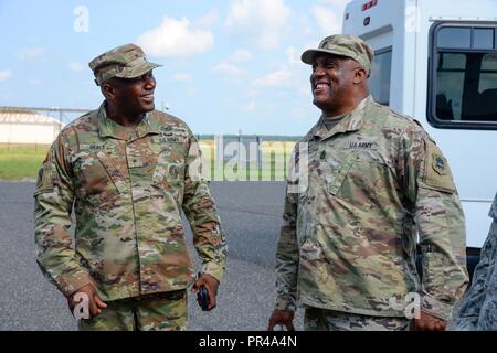 Us-Armee Brig. Gen. Jemal J. Beale, der Adjutant General von New Jersey und Command Sgt. Maj. Ernst Williams, staatlichen Befehl Sgt. Maj. Des NJ Army National Guard, besuchen Sie die 177th Fighter Wing, New Jersey Air National Guard, Sept. 6, 2018, in Egg Harbor Twp., N.J. Ihre Begehung hält an der 227 Air Support Operations Squadron, 177Th Feuerwehr, die Instandhaltungsgruppe und Operations, zusammen mit Führungen durch die 177 FW für Luft- und Raumfahrt die Warnung und die Beseitigung von Explosivstoffen Shop. Stockfoto