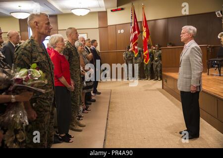 Pensionierte Marine Gen. James F. Amos, 35th Kommandant des Marine Corps, steht an Aufmerksamkeit wie Farben sind ihm zu Ehren des Marine Corps Support New Orleans, Sept. 8, 2018 präsentiert. Amos war der scheidende Officer für Generalleutnant Rex C. McMillian, ausgehende Befehlshaber der Marine Reserve und Marine Norden. Stockfoto