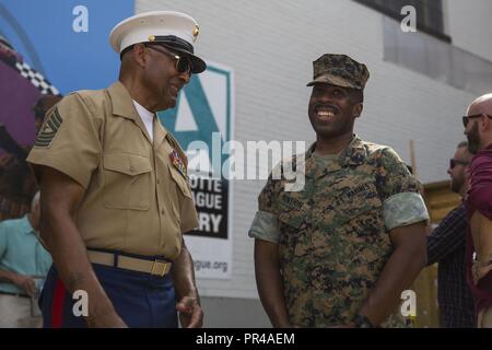 Vietnam Veteran Sgt. Maj. John canley Witze mit US Marine Corps Master Sgt. Jimmy Bention, eine Masse Communicator mit Verteidigung Medien Aktivitäten während der Woche in Charlotte, N.C., Sept. 8, 2018. Als Veteran mit jahrzehntelanger Erfahrung, Sgt. Maj Canley verwendet Marine Woche als Gelegenheit, seine Kenntnisse mit der aktuellen Generation von Marines zu teilen. Marine Woche Charlotte ist eine Chance, unsere Marines, Matrosen, Veteranen und deren Familien aus verschiedenen Generationen zu verbinden. Stockfoto