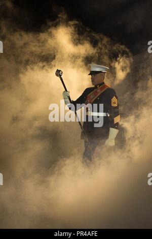 Us Marine Corps Gunnery Sgt. Robert J. Brooks, ein tambourmajor mit der 1. Marine Division Band, Märsche während einer Nacht Leistung an der Stanley Park Messegelände zum 42. jährlichen Longs Peak Highland Festival in Estes Park, Colorado, Sept. 7, 2018. Das Festival feiert Schottische und irische Erbe durch eine Vielzahl von traditionellen sportliche Spiele, ritterspiele Wettbewerbe, Musik und Tanz. Stockfoto