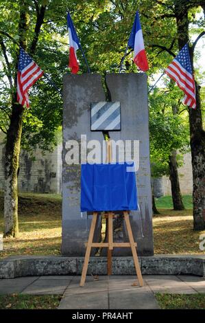 Eine Gedenktafel zu Ehren der älteste lebende Ehrenmedaille Empfänger, Robert D. Maxwell, war während einer Zeremonie an Sept. 7, 2018 in Paris, Frankreich vorgestellt. Maxwell mutig sprang auf eine Granate während der Befreiung von Besancon 1944 Kameraden im Befehl Beobachtungsposten, wo sie gekämpft hatte zu speichern. Stockfoto