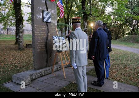 Französische und Amerikanische Soldaten eine Gedenktafel zu Ehren Robert D. Maxwell, der älteste lebende Ehrenmedaille Empfänger, Sept. 7, 2018 in Besancon, Frankreich zu enthüllen. Maxwell war mit dem 7 Infanterie Regiment, 3 Infanterie Division, während des Zweiten Weltkrieges zugeordnet und wurde für seine Handlungen an Sept. 7, 1944 in der Stadt Besancon, Frankreich ausgezeichnet. Stockfoto