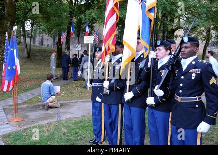 Eine Color Guard, aus dem 21. Theater Sustainment Command, vertritt die Vereinigten Staaten während einer Plakette Einweihung für Robert D. Maxwell, der älteste lebende Ehrenmedaille Empfänger, Sept. 7, 2018 in Besancon, Frankreich. Maxwell war in der Lage, die Zeremonie über Skype zu beobachten, als französische und amerikanische Soldaten eine Plakette, die ihn ehrt für seinen heldenhaften Aktionen Sept. 7, 1944 vorgestellt. Stockfoto