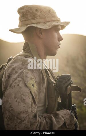 Us Marine Corps Lance Cpl. Riley Crider, eine Maschine Gunner zu Kilo Firma, Bataillon Landung Team 3/1, 13 Marine Expeditionary Unit, wartet auf Aufträge bei einem Brand team Manöver Bohrers, während im Theater amphibischen bekämpfen Probe (TACR) 18 in Dschibuti Sept. 8, 2018 Teilnehmenden. Geführt von Naval Amphibious Force, Task Force 51/5 th Marine Expeditionary Brigade, TACR integriert die US Navy und Marine Corps Vermögenswerte in der Praxis eine Reihe von kritischen bekämpfen - ähnliche Funktionen für US Central Command, sowohl über Wasser und an Land, Stabilität und Sicherheit in der Regio zur Förderung zur Verfügung einstudieren und Stockfoto