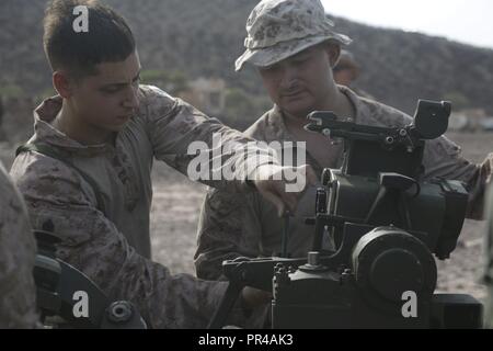 Dschibuti (Sept. 8, 2018) Marine Sgt. Denny Velasquez und Cpl. Christian Ortiz, Feld Artilleristen der Artillerie Loslösung der Bataillon Landung Team 3/1 zugewiesen, 13 Marine Expeditionary Unit, stellen Sie sicher, dass die M777 Howitzer ist während der Teilnahme an Theater amphibischen bekämpfen Probe (TACR) 18. Geführt von Naval Amphibious Force, Task Force 51/5 th Marine Expeditionary Brigade, TACR integriert die US Navy und Marine Corps Vermögenswerte zu üben und Proben eine Reihe von kritischen bekämpfen - ähnliche Funktionen für US Central Command, sowohl über Wasser und an Land, der Stabilität und der Sicherheit in zu fördern Stockfoto