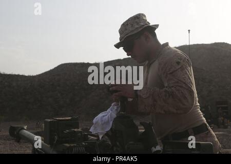 Dschibuti (Sept. 8, 2018) Marine Sgt. Pablo Torrez, ein Feld Artilleristen der Artillerie Loslösung der Bataillon Landung Team 3/1 zugewiesen, 13 Marine Expeditionary Unit, reinigt die Sehenswürdigkeiten eines M777 Haubitze während der Teilnahme an Theater amphibischen bekämpfen Probe (TACR) 18. Geführt von Naval Amphibious Force, Task Force 51/5 th Marine Expeditionary Brigade, TACR integriert die US Navy und Marine Corps Vermögenswerte zu üben und eine Reihe von kritischen bekämpfen - ähnliche Funktionen für US Central Command, sowohl über Wasser und an Land, Stabilität und Sicherheit in der Region zu fördern. Usa 5 F Stockfoto