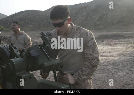 Dschibuti (Sept. 8, 2018) Marine Sgt. Joseph Smith, ein Feld Artilleristen der Artillerie Loslösung der Bataillon Landung Team 3/1 zugewiesen, 13 Marine Expeditionary Unit, reinigt die Sehenswürdigkeiten eines M777 Haubitze während der Teilnahme an Theater amphibischen bekämpfen Probe (TACR) 18. Geführt von Naval Amphibious Force, Task Force 51/5 th Marine Expeditionary Brigade, TACR integriert die US Navy und Marine Corps Vermögenswerte zu üben und eine Reihe von kritischen bekämpfen - ähnliche Funktionen für US Central Command, sowohl über Wasser und an Land, Stabilität und Sicherheit in der Region zu fördern. Usa 5 F Stockfoto