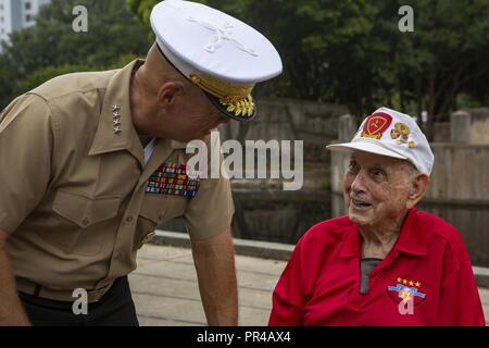 Kommandant des Marine Corps Gen. Robert B. Neller spricht mit Iwo Jima Veteran, Sgt. Mack Drake (im Ruhestand), des 21 Marine Regiment, 3rd Marine Division, am Denkmal 9/11 Zeremonie, während der Woche, Charlotte, N.C., Sept. 9, 2018. Marine Woche Charlotte ist eine Gelegenheit, Fähigkeiten des Korps und Mission als expeditionary Amerikas tritt in der Bereitschaft zur Schau zu stellen. Stockfoto