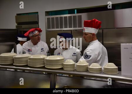 Neue schloss Air National Guard BASE, Del-Mitglieder der 166 Services Flug bereiten das Mittagessen Menge September 8, 2018 begrüßen zu dürfen. In Anerkennung der Kunde Anerkennung Tag, Dienstleistungen Flieger trugen ihren Chef weiß und bereit, ein besonderes Essen. Stockfoto
