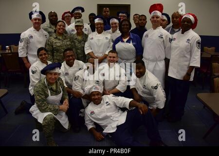 Neue schloss Air National Guard BASE, Del-Mitglieder der 166 Leistungen Flug für ein Gruppenfoto am 8. September 2018 darstellen. In Anerkennung der Kunde Anerkennung Tag, Dienstleistungen Flieger trugen ihren Chef weiß und bereit, eine spezielle Mahlzeit für Speisesaal genießen. Stockfoto