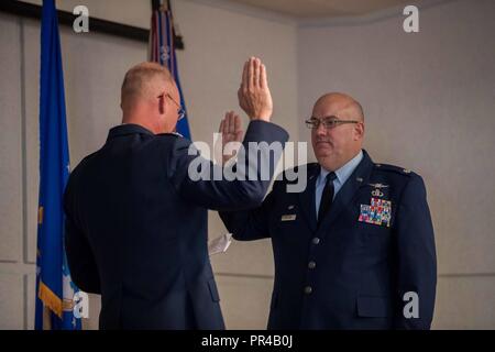 Maj. Patrick Shelton, Kommandeur der 139. Mitteilung Flug, wird in den Rang eines Lieutenant Colonel bei Rosecrans Air National Guard Base, St. Joseph, MO. Am 8. Sep., 2018 gefördert. Shelton begann seine Luftwaffe Karriere auf den eingetragenen Seite, bevor er seine Marke in den Offizier Arena. Stockfoto