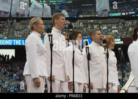 East Rutherford, N.J. (September 9, 2018) Die US-Marine Band Sea Chanters Chor singen während der halftime show für die öffnung Tag Spiel zwischen den New York Giants und die Jacksonville Jaguars 'Gott segne die USA' auf dem Feld am MetLife Stadion. Stockfoto