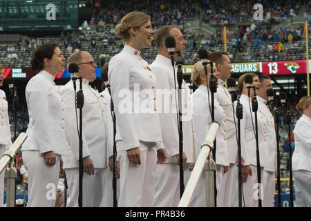 East Rutherford, N.J. (September 9, 2018) Die US-Marine Band Sea Chanters Chor singen während der halftime show für die öffnung Tag Spiel zwischen den New York Giants und die Jacksonville Jaguars 'Gott segne die USA' auf dem Feld am MetLife Stadion. Stockfoto