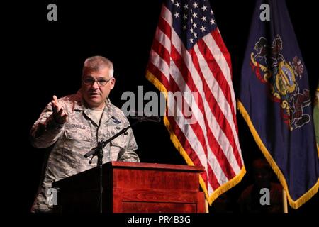 Generalmajor Anthony Carrelli, Adjutant General von der Pennsylvania National Guard, spricht für die Bereitstellung von Soldaten des 28. Military Police Company, 165 Military Police Battalion, 55th Manöver Verbesserung Brigade, 28 Infanterie Division, Pennsylvania Army National Guard, die während ihrer Abreise Zeremonie Sept. 9 in Richland High School, Johnstown, Pa. Stockfoto