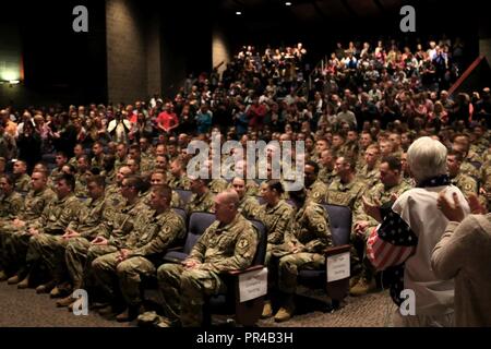 Soldaten des 28. Military Police Company, 165 Military Police Battalion, 55th Manöver Verbesserung Brigade, 28 Infanterie Division, Pennsylvania Army National Guard, erhalten eine Standing Ovation von Freunde und Familie Mitglieder während ihrer Abreise Zeremonie Sept. 9 in Richland High School, Johnstown, Pa. Stockfoto