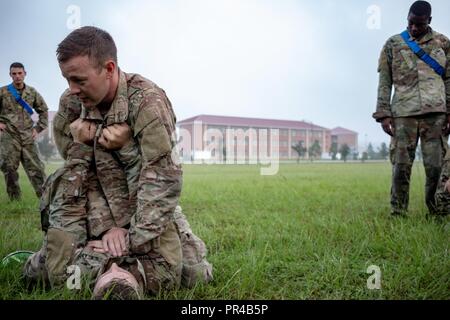 Bravo Company, 6 Squadron, 8th Cavalry Regiment, 2. gepanzerte Brigade Combat Team Kompaniekommandant, Cpt. Mike Williams, und die Mitarbeiter der Sgt. Matthäus Hofmann demonstrieren die armbar Technik aus den Gespreizten dominieren Position während der Ebene 1 combatives Training in Fort Stewart, Ga., Sept. 6. Stockfoto