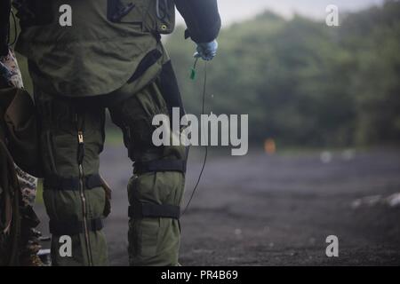 Sgt. Scott N. Schaller bereitet ein Test Improvised Explosive Device detonation Sept. 5, 2018 am Lager Fuji, Japan zu beobachten. Die Beseitigung von Explosivstoffen Marines vorbereitet für weltweite Mission Einsatz zur Unterstuetzung der III Marine Expeditionary Force durch Prüfung ihrer Fähigkeit zu deaktivieren und die Entsorgung von Explosivstoffen. Schaller, ein Eingeborener von Easton, Pennsylvania, ist ein EOD-Techniker mit EOD Firma, 9 Techniker, 3. Marine Logistics Group. Stockfoto
