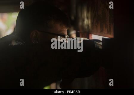 Sgt. Tyler E. Bradley Uhren eine Explosion durch ein Schlitz eines Bunkers Sept. 6, 2018 am Lager Fuji, Japan. Post blast Analyse erlaubt Marines, um zu bestimmen, ob die Sprengstoffe ordnungsgemäß entsorgt worden, ihre Zusammensetzung und die Richtung, in die sie kamen aus. Die Beseitigung von Explosivstoffen Marines vorbereitet für weltweite Mission Einsatz zur Unterstuetzung der III Marine Expeditionary Force durch Prüfung ihrer Fähigkeit zu deaktivieren und die Entsorgung von Explosivstoffen. Bradley, ein Eingeborener von Dallas, Texas, ist ein EOD-Techniker mit EOD Firma, 9 Techniker, 3. Marine Logistics Group. Stockfoto