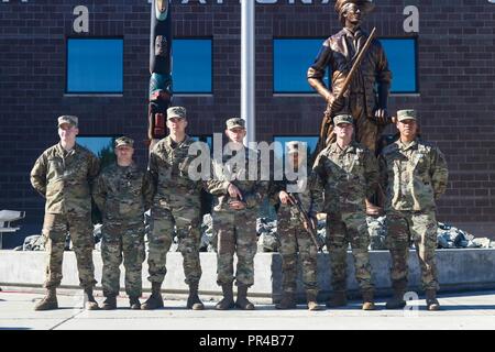 Die 2019 Alaska Army National Guard besten Krieger Wettbewerb mit einer Preisverleihung im Joint Base Elmendorf-Richardson, Sept. 9, 2018 abgeschlossen. Sgt. Trent Marnell, 103 zivilen Support Team, wurde genannt Noncommissioned Officer des Jahres und SPC. Sychelle Gonsalves, Flugverteidigung-bataillons, wurde als Soldat des Jahres. Staff Sgt. Joshua Austin, 297Th Military Police Company, und SPC. Justin Kompkoff waren runner ups. Marnell und Gonsalves weiterhin Alaska am 2019 Armee der Nationalen Schutz regionaler besten Krieger Wettbewerb im Frühjahr 2019 dar. Stockfoto