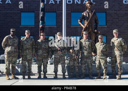 Die 2019 Alaska Army National Guard besten Krieger Wettbewerb mit einer Preisverleihung im Joint Base Elmendorf-Richardson, Sept. 9, 2018 abgeschlossen. Sgt. Trent Marnell, 103 zivilen Support Team, wurde genannt Noncommissioned Officer des Jahres und SPC. Sychelle Gonsalves, Flugverteidigung-bataillons, wurde als Soldat des Jahres. Staff Sgt. Joshua Austin, 297Th Military Police Company, und SPC. Justin Kompkoff waren runner ups. Marnell und Gonsalves weiterhin Alaska am 2019 Armee der Nationalen Schutz regionaler besten Krieger Wettbewerb im Frühjahr 2019 dar. Stockfoto