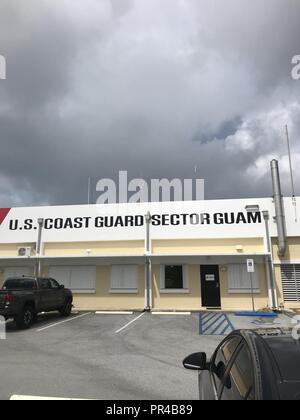 Das Hauptgebäude des Coast Guard Sektor Guam in Santa Rita, Guam befindet, hat die Fenster in die Vorbereitungen für die Ankunft des Taifuns Mangkhut, Sept. 9, 2018, mit Klappen. Typhoon Mangkhut wird erwartet, landfall Sept. 10 als Kategorie 3 Sturm mit anhaltenden Winden von 130 MPH. Stockfoto