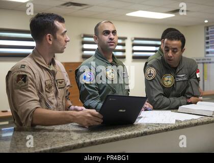 Us Air Force Captain Spencer Reese, Air Force Central Command Air Warfare Center taktischer Lufttransport Branch Chief und ägyptischen F-16 Piloten abschließen Details vor einem simulierten Mission während helle Stern 2018 West Air Base in Kairo, Ägypten, 10. September 2018. BS 2018 ist ein wichtiges Symbol der langjährigen Beziehung zwischen dem US-Militär und die ägyptische Armee. Stockfoto