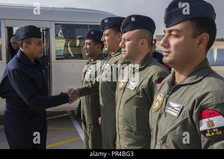 Ägyptische Allgemeine Fouaad Fouaad Abu el-Nasr, Leiter der Luft Personal, grüßt Ägyptischen F-16 Piloten West Air Base in Kairo, Ägypten, 10. September 2018, bei der helle Stern 2018. BS 2018 ist ein wichtiges Symbol der langjährigen Beziehung zwischen dem US-Militär und die ägyptische Armee. Stockfoto