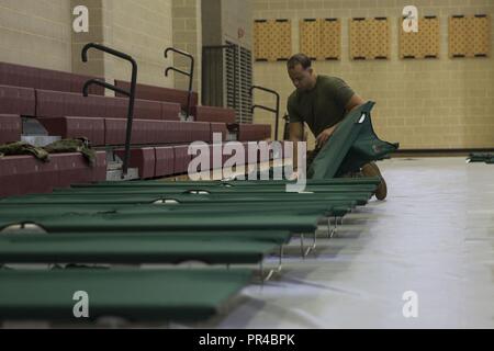 Us Marine Corps Sgt. Calvin Monteiro, Munition Techniker, Sitz und Unterstützung Bataillon, Marine Corps Installationen Ost, Marine Corps Base Camp Lejeune, stellt ein Babybett an der Wallace Creek Fitness Center im MCB Camp Lejeune, N.C., Sept. 11, 2018. Auf Basis Unterstände für alle autorisierten Personal bei der tropische Wirbelsturm Zustand I festgelegt ist. Camp Lejeune wird drei Hütten auf der Basis einschließlich Wallace Creek Fitnesscenter, Brewster mittleren Schule und Tarawa Terrasse Volksschule öffnen. Stockfoto