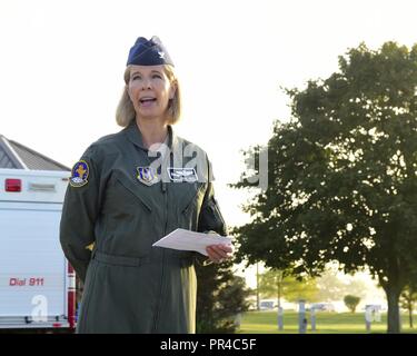 Us Air Force Colonel Anne Noel, 434Th Air Refuelling Flügel stellvertretender Kommandeur, spricht während einer 9/11 Gedenkveranstaltung in Grissom Air Reserve Base, Ind., Sept. 11, 2018. Mehr als 50 Feuerwehrleute, Polizei, Flieger, Unteroffiziere, Offiziere und Zivilisten kamen zusammen, um ihren Respekt zu bekunden. Stockfoto