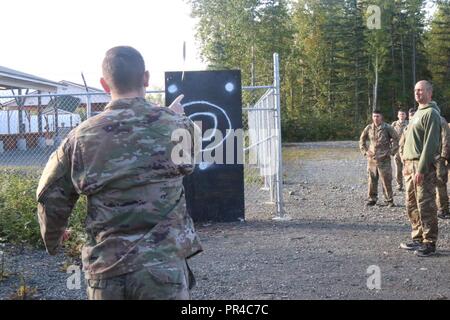 Ein Fallschirmjäger vom 1.BATAILLON, 501 Fallschirm Infanterie Regiment, 4 Infantry Brigade Combat Team (Airborne), 25 Infanterie Division, U.S. Army Alaska beteiligt sich an einem Tomahawk Konkurrenz während der Carl Hammar Bataillon Ereignis auf gemeinsamer Basis Elmendorf-Richardson, Sept. 7, 2018 werfen. Stockfoto