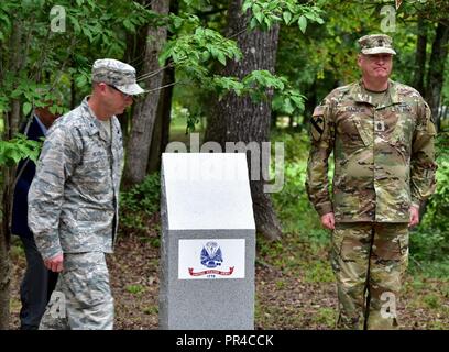 Brig. Gen. Marc A. Sicard (links), stellvertretender Adjutant General und Kommandant, Arkansas Air National Guard und Command Sgt. Maj. Steven Veazey (rechts), Senior Soldaten Führer, Arkansas National Guard, der U.S. Army Denkmal auf der Feierstunde des globalen Krieg gegen den Terrorismus Denkmal an der Arkansas State Veteran-kirchhof in North Little Rock, Arche Sept. 11, 2018. Stockfoto