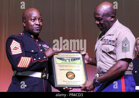 Master Sgt. Michael Fischer, ein Südiredell High School Junior Reserve Officer Training Corps Ausbilder, präsentiert Sergeant Maj. Ronald L. Grün, Sergeant Major des Marine Corps, mit einer Plakette in Anerkennung für die Präsentation von Auszeichnungen in den Süden Iredell High School Marine Corps Junior Reserve Officer Training Corps Drill Team für den Titel 2018 Marine Corps JROTC nationalen Bohren Meister an Südiredell High School, Statesville, NC, 6. September 2018. Müssen die Teams qualifizieren, um in der Meisterschaft zu konkurrieren. Für 255 Marine Corps JROTC Programme, es gibt nur 15 Plätze zur Verfügung. Stockfoto