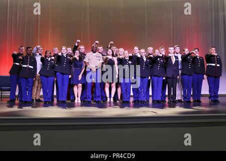 Sergeant Maj. Ronald L. Grün, Sergeant Major des Marine Corps, Geschenke Auszeichnungen in den Süden Iredell High School Marine Corps Junior Reserve Officer Training Corps Drill Team für den Titel 2018 Marine Corps JROTC nationalen Bohren Meister an Südiredell High School, Statesville, NC, 6. September 2018. Müssen die Teams qualifizieren, um in der Meisterschaft zu konkurrieren. Für 255 Marine Corps JROTC Programme, es gibt nur 15 Plätze zur Verfügung. Stockfoto