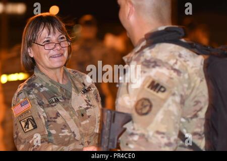 Brig. Gen. Susie S. Kuilan, stellvertretender kommandierender General der Betriebe für die 200 Militärpolizei Kommando, Fort Meade, Md., grüßt Soldaten der 310./320. Militärpolizei Bataillone nach ihrer Ankunft in Biggs Army Airfield in Fort Bliss Sept. 9. Die zwei bataillone sind nach Hause zurückgekehrt, nachdem ihre langjährige Dienstzeit Abschluss in Guantanamo Bay auf Kuba. Stockfoto