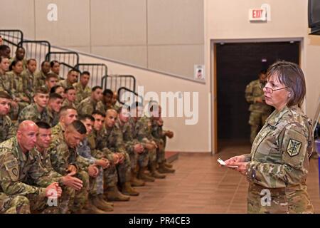 Brig. Gen. Susie S. Kuilan, dem stellvertretenden kommandierenden General der Betriebe für die 200 Militärpolizei Kommando, Fort Meade, Md., begrüßt zurück Soldaten der 310./320. Militärpolizei Bataillone nach ihrer Ankunft in Biggs Army Airfield in Fort Bliss Sept. 9. Die zwei bataillone sind nach Hause zurückgekehrt, nachdem ihre langjährige Dienstzeit Abschluss in Guantanamo Bay auf Kuba. Stockfoto