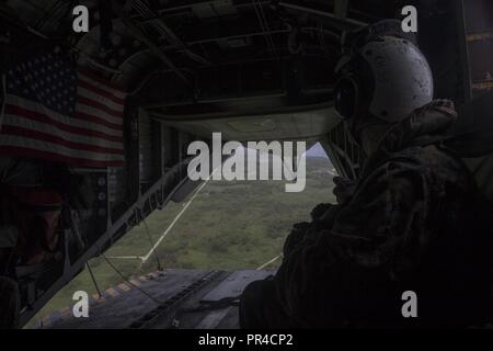 Lt.Cmdr. Jason Weatherwax, Kaplan des 31 Marine Expeditionary Unit, sieht aus der CH-53E Super Stallion mit Marine Medium Tiltrotor Squadron 262 (Lauf.) als Teil des Taifuns Hilfsmaßnahmen in Rota, Nördliche Marianen, Sept. 11, 2018. Weatherwax, ein Eingeborener von Fort Anne, New York, graduierte Fort Anne Central High School Juni 1994 und in der Marine die folgenden Monat eingetragen; er graduierte Nazarene Bible College und Theologisches Seminar Mai 2007, bevor er im Mai 2008 in Betrieb genommen. Service Mitglieder aus dem Indopazifik Befehl bieten Verteidigungsministerium unterstützt die Fede Stockfoto