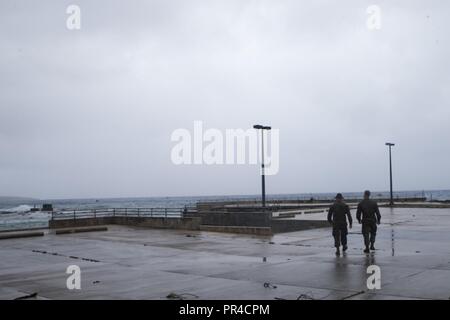 Marines mit Combat Logistik Bataillon 31 führen einen Kriegshafen site survey Während Taifun Hilfsmaßnahmen in Rota, Nördliche Marianen, Sept. 11, 2018. Service Mitglieder aus dem Indopazifik Befehl bieten Verteidigungsministerium Unterstützung der Federal Emergency Management Agency, und das Arbeiten mit Guam und Commonwealth der Nördlichen Marianen zivil- und lokale Beamte für Typhoon Mangkhut Wiederaufnahme Bemühungen. Die 31 Marine Expeditionary Unit, die Marine Corps' nur kontinuierlich vorwärts - bereitgestellt MEU, bietet eine flexible Kraft bereit, eine breite Palette von militärischen Operationen auszuführen. Stockfoto