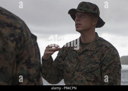 Chief Warrant Officer 2 Matthew McNulty, ein Offizier mit der Bekämpfung der Logistik Bataillon 31, diskutiert die Vorteile einer Lage Während einer Umfrage während Taifun Hilfsmaßnahmen in Rota, Nördliche Marianen, Sept. 11, 2018. McNulty, ein Eingeborener von King of Prussia, Pennsylvania, graduiert von Kennedy Kenrick katholische High School Juni 2001; er wird in das Marine Corps Feb. 2003 eingetragen. Service Mitglieder aus dem Indopazifik Befehl bieten Verteidigungsministerium Unterstützung der Federal Emergency Management Agency, und das Arbeiten mit Guam und Commonwealth der Nördlichen Marianen zivil Stockfoto