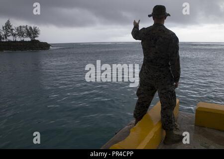 Chief Warrant Officer 2 Matthew McNulty, ein Offizier mit der Bekämpfung der Logistik Bataillon 31, diskutiert die Vorteile einer Lage Während einer Umfrage während Taifun Hilfsmaßnahmen in Rota, Nördliche Marianen, Sept. 11, 2018. McNulty, ein Eingeborener von King of Prussia, Pennsylvania, graduiert von Kennedy Kenrick katholische High School Juni 2001; er wird in das Marine Corps Feb. 2003 eingetragen. Service Mitglieder aus dem Indopazifik Befehl bieten Verteidigungsministerium Unterstützung der Federal Emergency Management Agency, und das Arbeiten mit Guam und Commonwealth der Nördlichen Marianen zivil Stockfoto