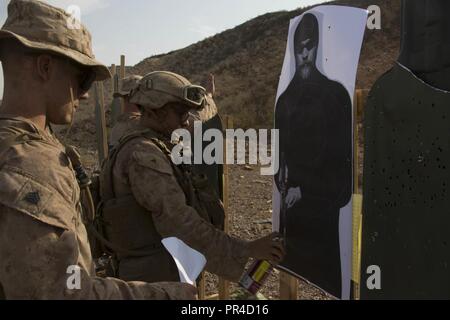 Dschibuti (Sept. 10, 2018) US Marine Sgt. Christopher Ehms, Links, ein Boden radio reparatur techniker, Lance Cpl. Brandon Toledo, Recht, ein Netzwerk Systemadministrator zugewiesen, sowohl an die Zentrale und Service Unternehmen, Bataillon Landung Team 3/1, 13 Marine Expeditionary Unit, nachschleifen Ziele nach Durchführung einer Live - Feuer während Theater amphibischen bekämpfen Probe (TACR) 18. Geführt von Naval Amphibious Force, Task Force 51/5 th Marine Expeditionary Brigade, TACR integriert die US Navy und Marine Corps Vermögenswerte zu üben und Proben eine Reihe von entscheidender Bedeutung für die Bekämpfung von Funktionen verfügbar Stockfoto