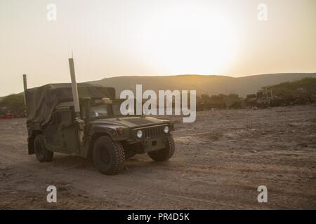 Dschibuti (Sept. 12, 2018) ein Humvee zu Waffen, Bataillon Landung Team 3/1, 13 Marine Expeditionary Unit, führt einen Konvoi während Theater amphibischen bekämpfen Probe (TACR) 18. Geführt von Naval Amphibious Force, Task Force 51/5 th Marine Expeditionary Brigade, TACR integriert die US Navy und Marine Corps Vermögenswerte zu üben und eine Reihe von kritischen bekämpfen - ähnliche Funktionen für US Central Command, sowohl über Wasser und an Land, Stabilität und Sicherheit in der Region zu fördern. 5. US-Flotte und Koalition sind die Teilnahme an zahlreichen gleichzeitigen Übungen als Teil Stockfoto