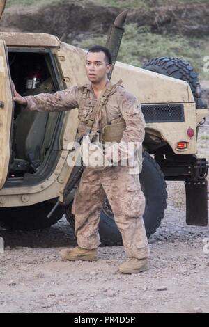 Dschibuti (Sept. 12, 2018) Marine Cpl. Danny Gonzalez, ein Fotograf, den Befehl Element, 13 Marine Expeditionary Unit, verlässt ein Humvee während Theater amphibischen bekämpfen Probe (TACR) 18. Geführt von Naval Amphibious Force, Task Force 51/5 th Marine Expeditionary Brigade, TACR integriert die US Navy und Marine Corps Vermögenswerte zu üben und eine Reihe von kritischen bekämpfen - ähnliche Funktionen für US Central Command, sowohl über Wasser und an Land, Stabilität und Sicherheit in der Region zu fördern. 5. US-Flotte und Koalition sind die Teilnahme an zahlreichen gleichzeitigen exercis Stockfoto