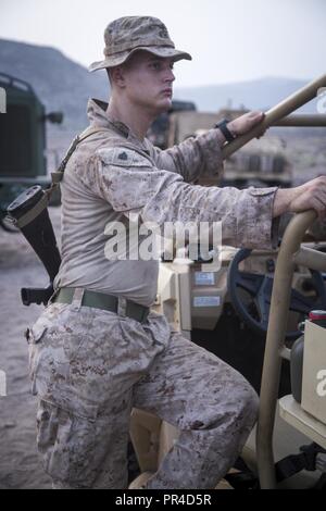 Dschibuti (Sept. 12, 2018) Marine Sgt. Joshua Varner, eine niedrige Höhe air defence Gunner mit Marine Medium Tiltrotor Squadron 166 verstärkt, 13 Marine Expeditionary Unit, bereitet sich für einen Konvoi während Theater amphibischen bekämpfen Probe (TACR) 18. Geführt von Naval Amphibious Force, Task Force 51/5 th Marine Expeditionary Brigade, TACR integriert die US Navy und Marine Corps Vermögenswerte zu üben und eine Reihe von kritischen bekämpfen - ähnliche Funktionen für US Central Command, sowohl über Wasser und an Land, Stabilität und Sicherheit in der Region zu fördern. 5. US-Flotte und Koalition Vermögenswerte Stockfoto