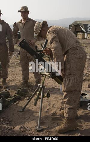 Dschibuti (Sept. 12, 2018) Lance Cpl. John Taylor, ein mortarman zu Waffen, Bataillon Landung Team 3/1, 13 Marine Expeditionary Unit, Bohrungen die Sichtung der Mörser während Theater amphibischen bekämpfen Probe (TACR) 18. Geführt von Naval Amphibious Force, Task Force 51/5 th Marine Expeditionary Brigade, TACR integriert die US Navy und Marine Corps Vermögenswerte zu üben und eine Reihe von kritischen bekämpfen - ähnliche Funktionen für US Central Command, sowohl über Wasser und an Land, Stabilität und Sicherheit in der Region zu fördern. 5. US-Flotte und Koalition Vermögen beteiligt. Stockfoto