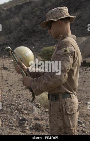 Dschibuti (Sept. 12, 2018) US Marine Sgt. Austin Drake, ein Feld radio Operator für die Zentrale und Service Unternehmen, Bataillon Landung Team 3/1, 13 Marine Expeditionary Unit, verstaut werden, während eine Antenne Theater amphibischen bekämpfen Probe (TACR) 18. Geführt von Naval Amphibious Force, Task Force 51/5 th Marine Expeditionary Brigade, TACR integriert die US Navy und Marine Corps Vermögenswerte zu üben und eine Reihe von kritischen bekämpfen - ähnliche Funktionen für US Central Command, sowohl über Wasser und an Land, Stabilität und Sicherheit in der Region zu fördern. 5. US-Flotte und Koalition Asse Stockfoto